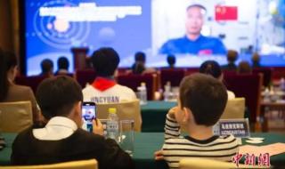 神十五航天员亮相答记者问 神十五航天员亮相答记者问