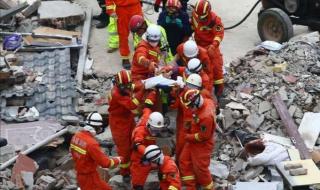 福建泉州一宾馆楼体坍塌