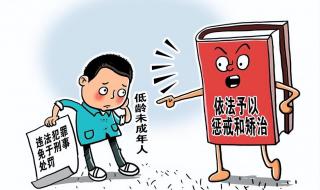 男孩街头猛扯母亲头发施暴 男孩街头猛扯母亲头发施暴