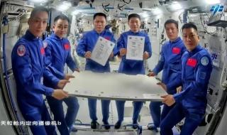 神十七神十八乘组激动相拥 神十七神十八乘组激动相拥